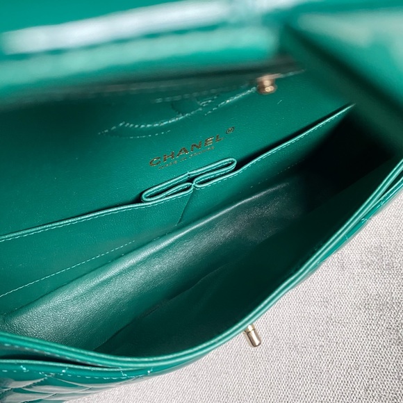 SOLD Chanel medium double flap in green patent leather gold hardware - Picture 11 of 12